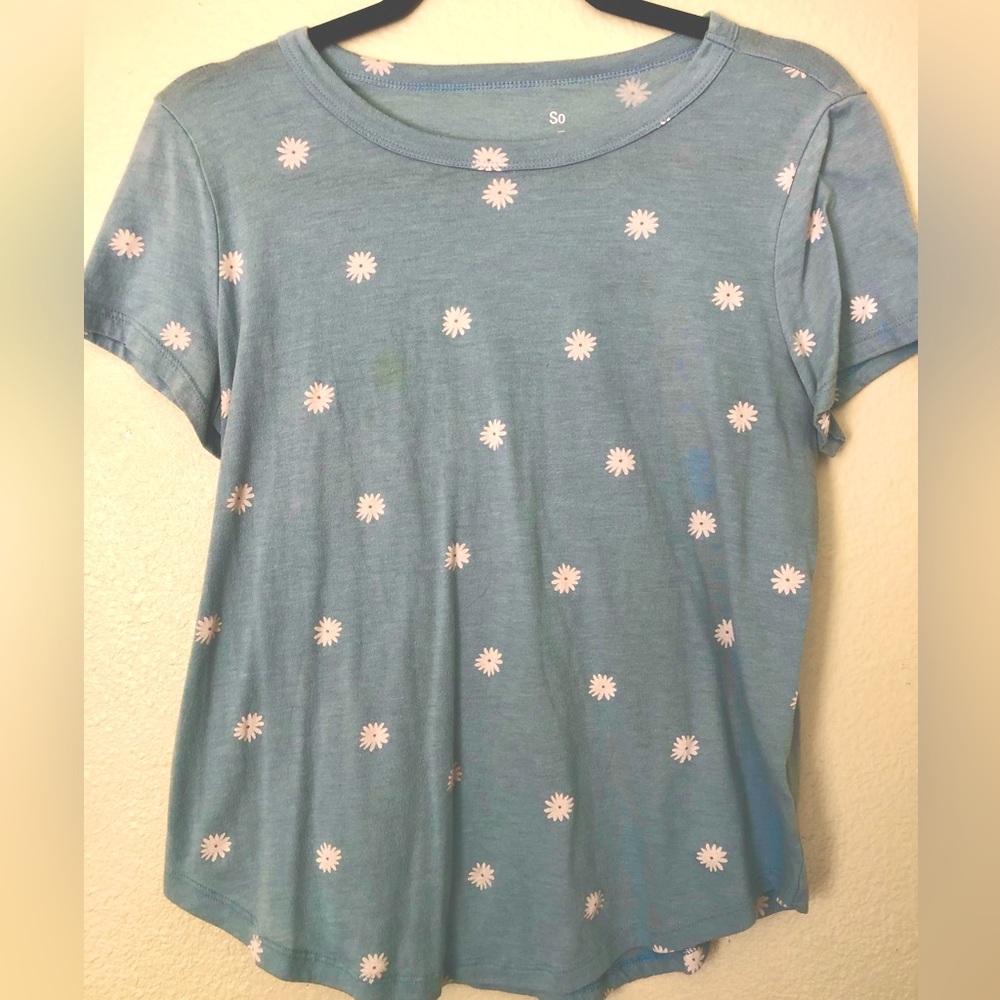 Light blue tee, white daisy flowers